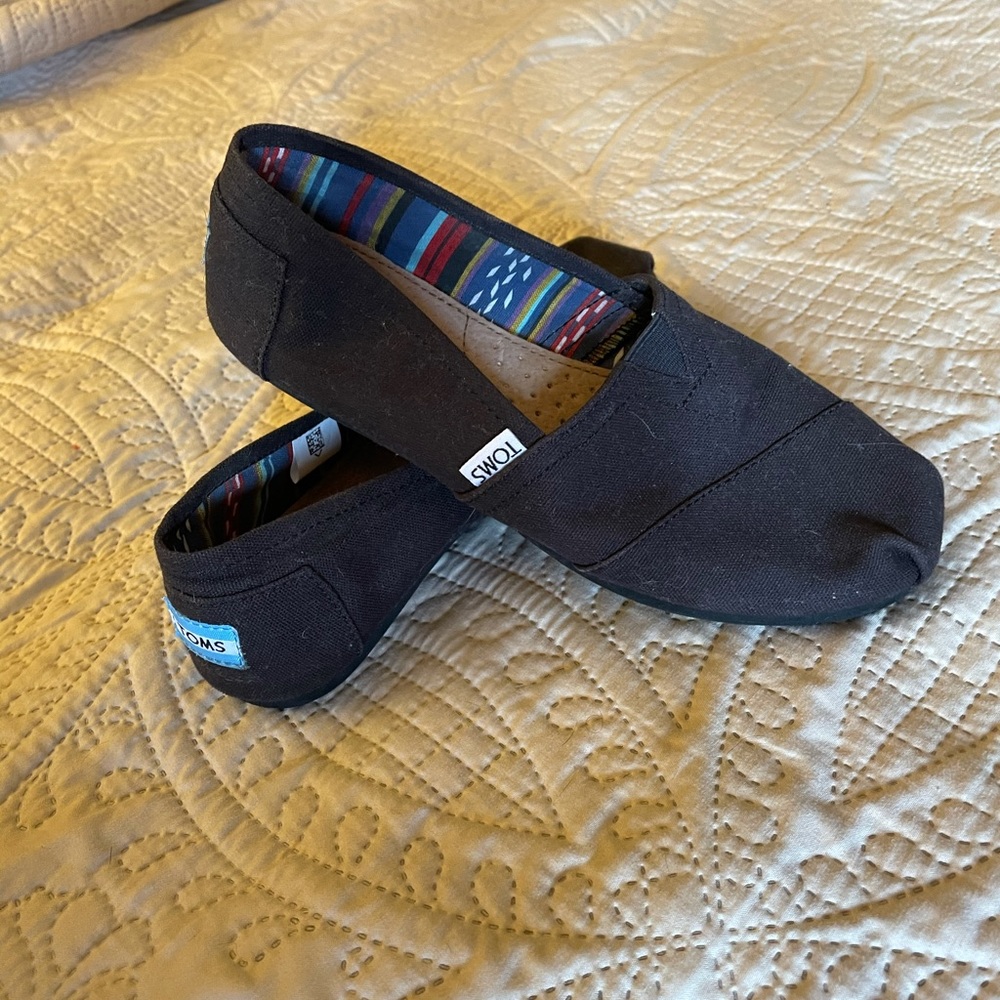 Black Canvas TOMS Sz 7.5